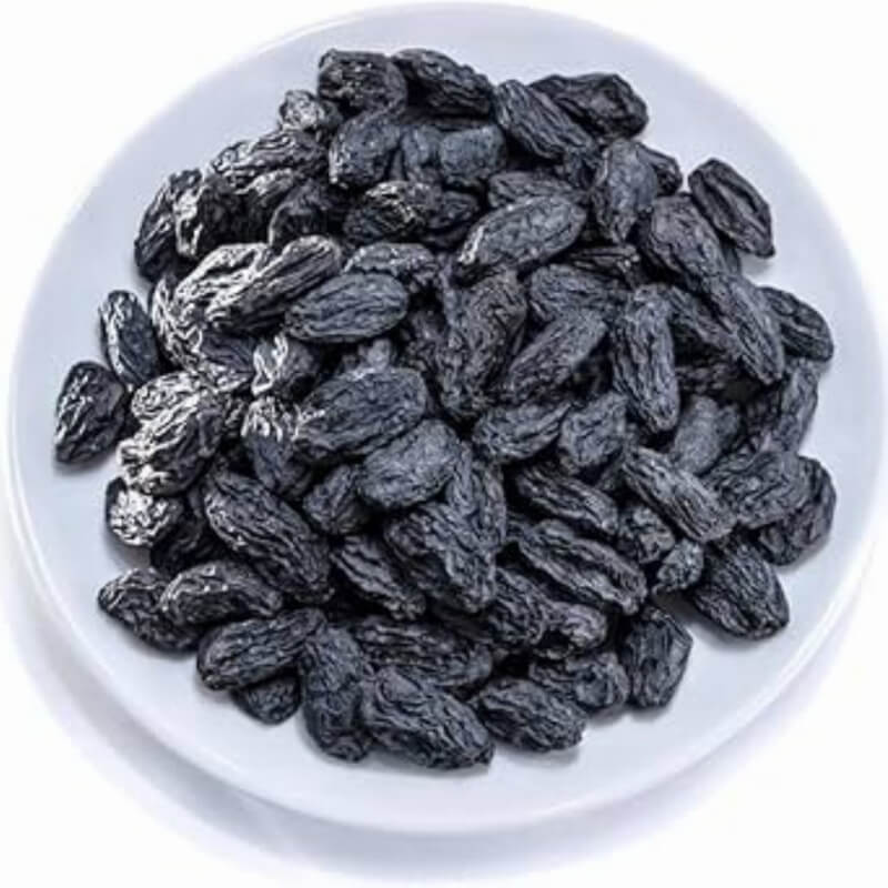 প্রিমিয়াম ব্ল্যাক কিসমিসের ক্লোজআপ ছবি